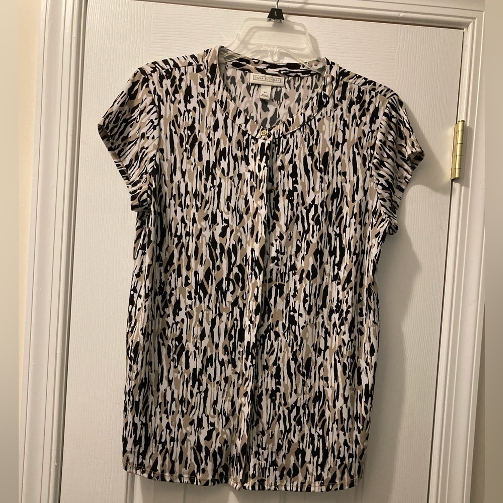 Pretty size medium Dana Bushman blouse in tan, black and white